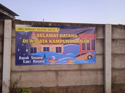 Sering Banjir Diduga Akibat Ulah Developer Perumahan, Warga Kampak Buat Spanduk Sindiran