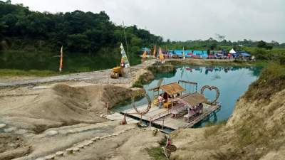 Wisata alam Cigaru atau Danau Biru Cigaru di Kecamatan Cisoka. 