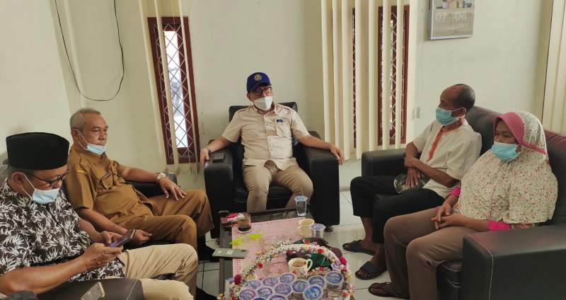 Anggota DPRD Cilegon Rahmatulloh saat berdialog dengan Camat Jombang AH Junaedi di Kantor Kelurahan Jombang Wetan, Senin (16/8/2021).