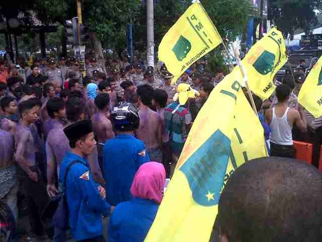 PMII dan Elemen Mahasiswa Menuntut Anggota DPRD