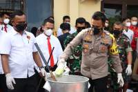 AKBP Triyadi bersama dengan Forkopimda memusnahkan barang bukti narkotika sebanyak 21 kilogram.