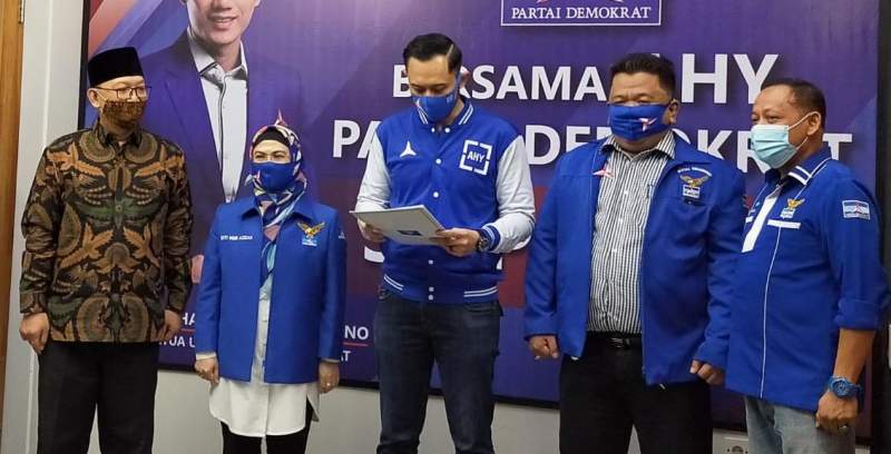 Siti Nur Azizah dan Ruhamaben usai terima SK dari Ketua Umum Demokrat, Agus Harimurti Yudhoyono.
