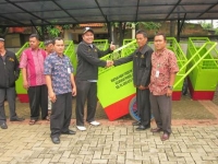 Pondok Aren- Forum RW Pondok Jaya saat menyerahkan gerobak samaph,Kamis (6/1)DT