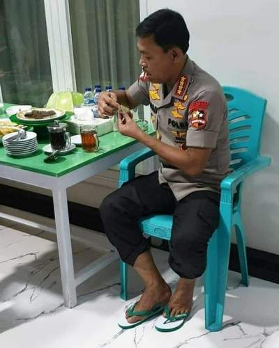 Viral, Kapolri Idham Aziz Bersandal Jepit dan Makan Kue Lapis
