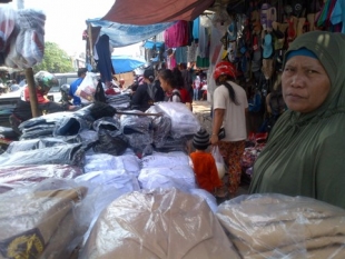 Evi saat melayani pembeli