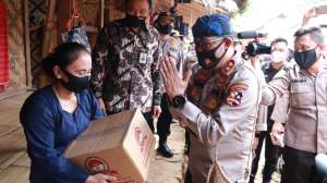 Kakorlantas Polri dan Polda Banten Berikan Bantuan Kepada Masyarakat Baduy