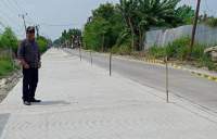 H. Dulatif, Kades Pasilian Kecamatan Kronjo, memantau proyek rehabilitasi jalan Pejamuran - Kronjo.