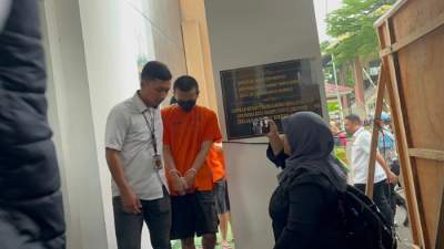 Tersangka Judol mengenakan baju tahanan warna orange saat di giring petugas Polres Tangsel.