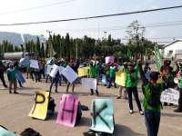 Puluhan karyawan PT Selago Makmur Plantation berunjuk di depan pabrik yang berada di Jalan Raya Anyer, Kelurahan Gunung Sugih, Kecamatan Ciwandan, Kota Cilegon, Kamis (18/6).