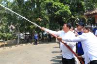 Cegah Polusi, Sekda Semprotkan Eco Enzim di Kawasan Puspem