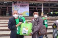 Usai Divaksin, Kiyai dan Santri Dapat Sembako