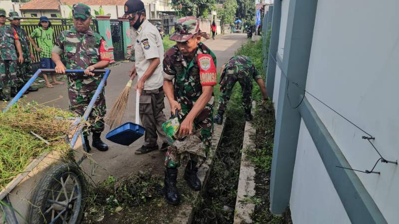 Cegah Banjir, Anggota Koramil Balaraja Bersihkan Saluran  Air