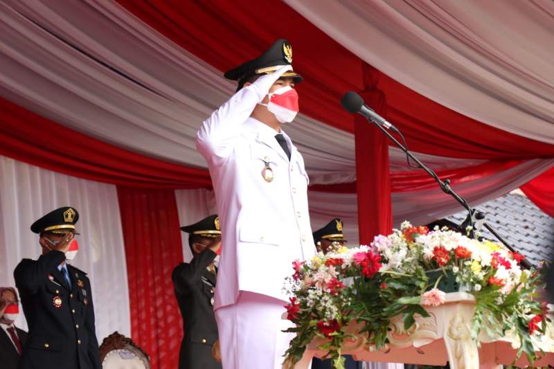 Mad Romli Bertindak sebagai Inspektur Upacara Pada Penurunan Bendera