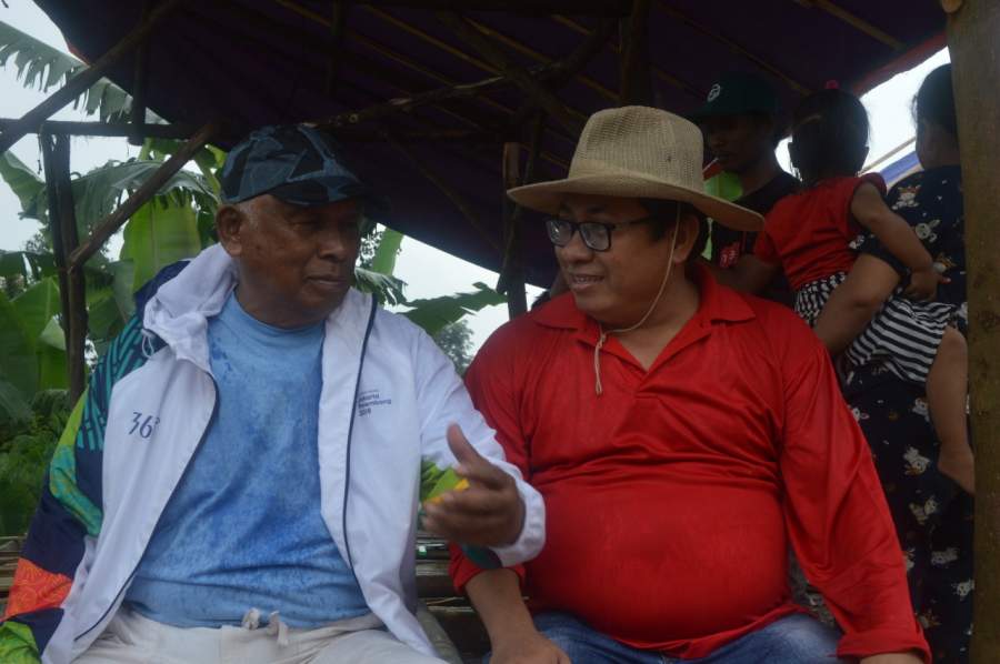 Dua maestro SMSI Taufiqqurahman Ruki dan Firdaun di Huntara di Atas Awan.