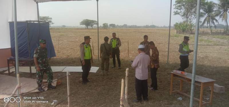Petugas Kepolisian dan Satpol PP sedang melakukan pengamanan di TPS Desa Cijeruk Desa Mekar Baru Kabupaten Tangerang