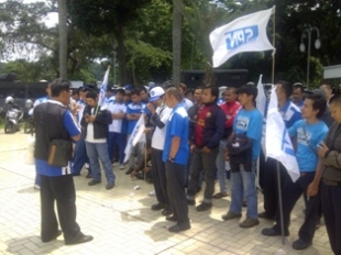 Bogor- Buruh Kawal penetapan UMK di balaikota Bogor. (DT)