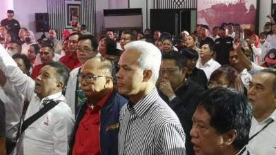 Ganjar Pranowo mengenakan pakaian hitam putih.