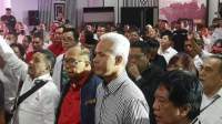 Ganjar Pranowo mengenakan pakaian hitam putih.