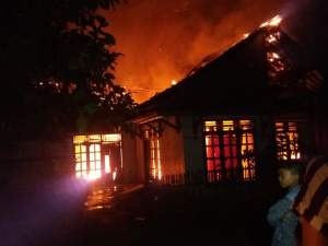 Sebuah Rumah Warga Di Cileles Ludes Terbakar
