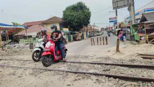Perlintasan Kereta Api tanpa palang pintu di lingkungan Seneja, Kelurahan Jombang Wetan, Kecamatan Jombang, Kota Cilegon.