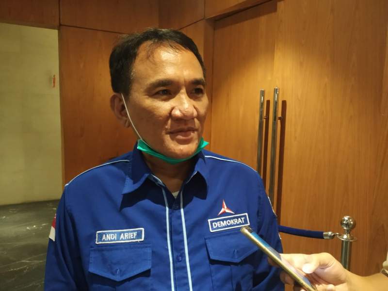 Andi Arif Kritisi Pencopotan Kapolda Metro Jaya dan Kapolda Jabar