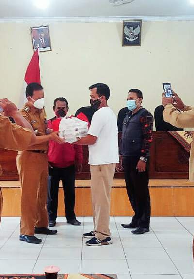 Camat Sukadiri Salurkan Bansos Kemensos RI ke Pembina Pramuka