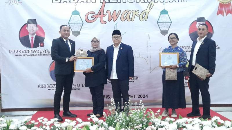 Ketua BK DPRD Tangsel berikan sertifat penghargaan BK Award kepada Anggota Fraksi Gerindra-PAN, Mulyanah Anwar, pemberian penghargaan disaksikan oleh Ketua DPRD, Abdul Rasyid.
