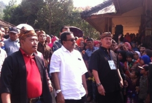 Gubernur Disambut Hadiah Ikat Kepala