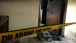 Salahsatu ruangan rumah milik Samsudin yang dipasangi garis polisi.