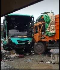 Diduga Ugal-ugalan, Bus Asli Prima Tabrak Tiga Kendaraan di Tol Kedaton