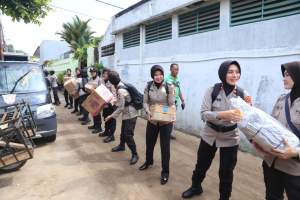 Personel Gabungan Polwan Berikan Trauma Healing dan Bantu Korban Banjir Jakarta