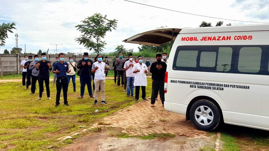 Jenazah Bambang Dwitoro di sholatkan oleh Komisioner KPU dan keluarganya di area TPU Jombang. (detakbanten/hendra)