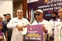 Bupati tangerang memberikan bonus kepada atlit & pelatih