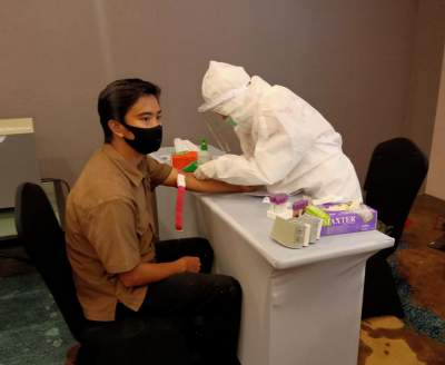 Ratusan Karyawan Hotel Aston Anyer Jalani Rapid Test