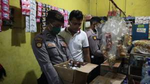 Jaga Kamtibmas Tetap Kondusif,&nbsp;Personil Gabungan Polres Serang Sita&nbsp;Puluhan Botol Miras