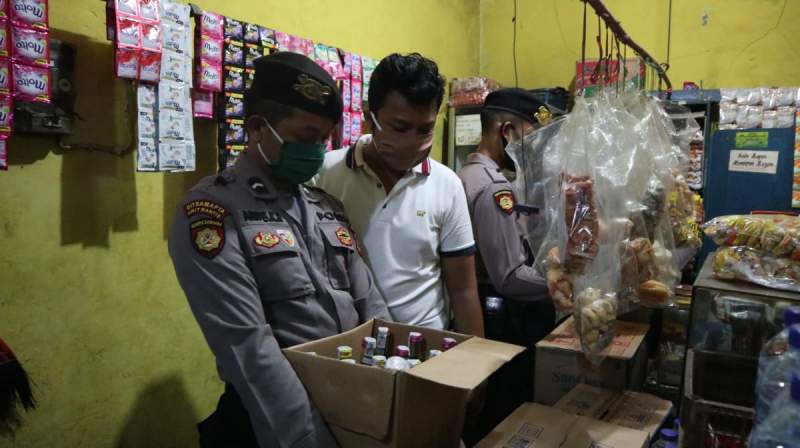 Jaga Kamtibmas Tetap Kondusif,&nbsp;Personil Gabungan Polres Serang Sita&nbsp;Puluhan Botol Miras