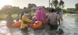Pramuka Sepatan Bantu Korban Banjir di Perum Prima