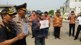 Tangkap Pejambret : Dapat Penghargaan Dari Kapolsek Tukang Becak Bangga