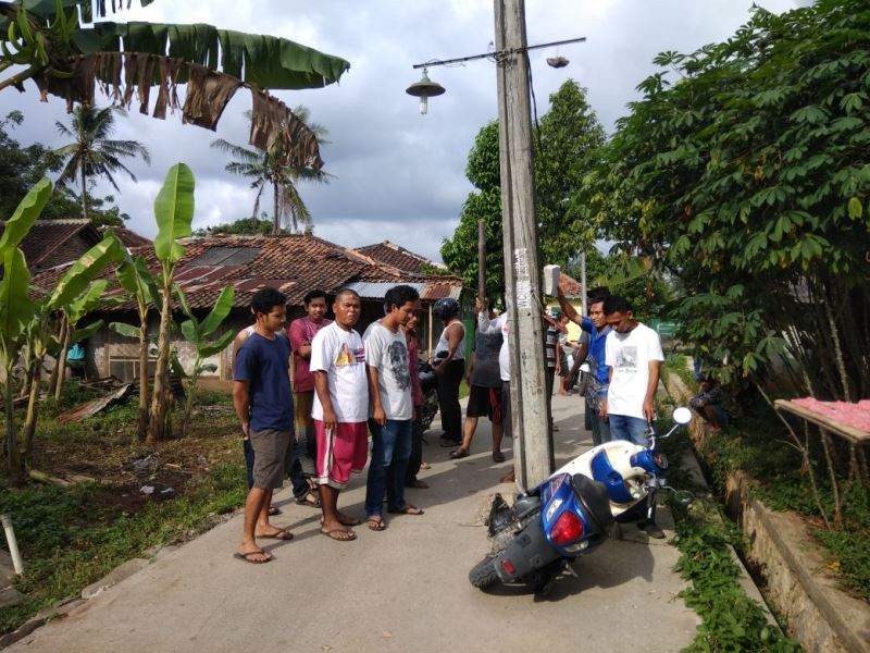 Picu Kecelakaan Lalulintas, Warga Ancam Bongkar Tiang Listrik di Tengah Jalan