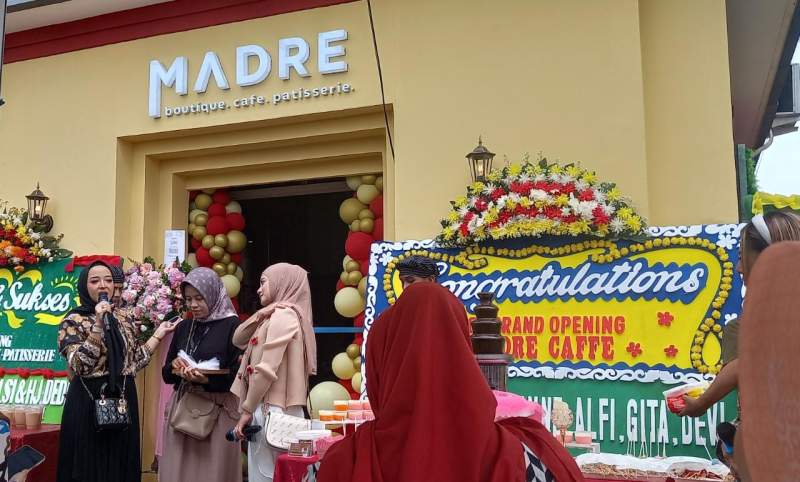 Owner Madre boutique, cafe , Dania Novianti saat melaunching Madre di Ciracas Kota Serang