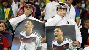 Tutup Mulut dan Bawa Poster Ozil, Suporter Qatar Sindir Timnas Jerman