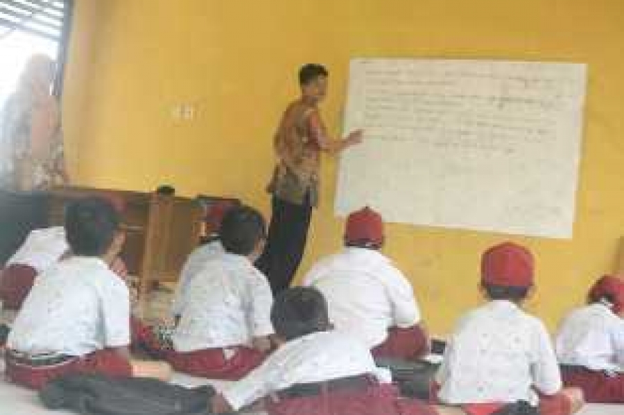 Balaraja-siswa SDN Bidara,Balaraja belajar dilantai karena tidak ada meja kursi,jum'at (22/11)DT