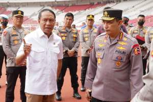 Menpora Zainudin Amali bersama Kapolri Kapolri Jenderal Listyo Sigit Prabowo di Stadion Utama Gelora Bung Karno (SUGBK), Jakarta, Rabu (21/12/2022).