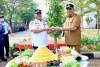 Wlikota Tangsel Benyamin Davnie saat menyerah nasi tumpeng ke Kepala Dishub H. Chaerudin