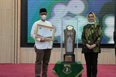 Walikota Tangsel Airin Rachmi Diany bersama Plh Sekda Tangsel Bambang Noertjahyo mengapi piala Umum MTQ Banten ke XVII 2020, Serang, Sabtu (15/8/2020).