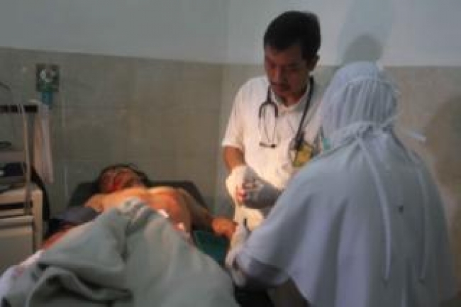 Salah satu Korban Ledakan Petasatan ,sedang di tangani dokter.sabtu (26/10)dt