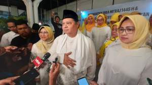 Ketua Umum Partai Golkar Airlangga Hartarto dan Airin Rachmi Diany dilokasi Isra Mi'raj di Intermark BSD, Serpong.