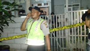 Lokasi kejadian pembunuhan istri dan anak diberi garis polisi.