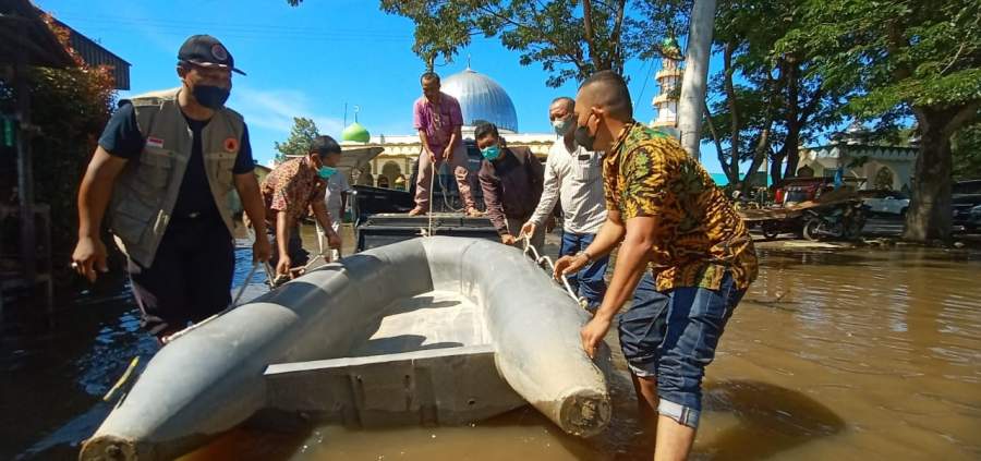 BPBD turunkan perahu penyelamat ke lokasi banjir Sei Rampah.