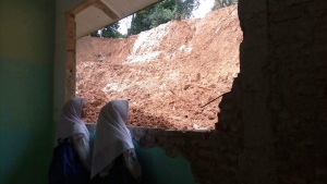 Pasca Turap Longsor, KBM di SMPN 19 Belum Normal